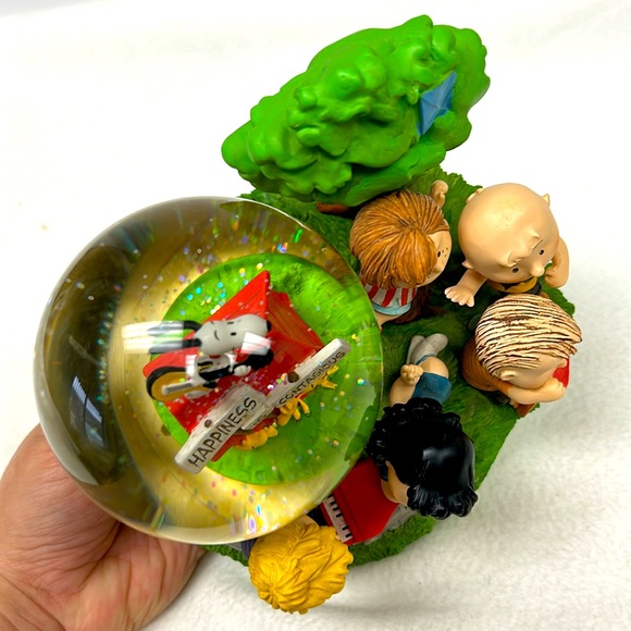 2014 PEANUTS Hallmark HAPPINESS IS CONTAGIOUS” musical snow globe - Picture 8 of 15